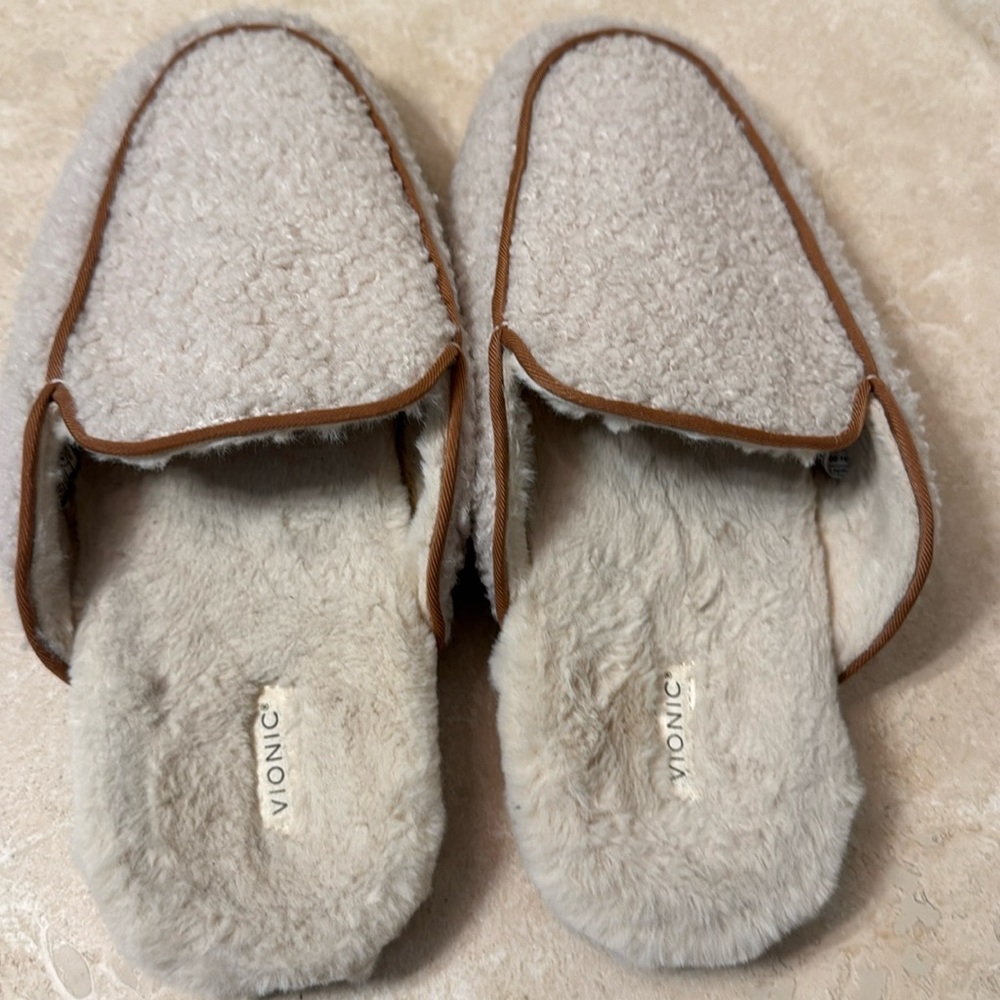 Vionic slipper. Excellent condition imo. - Picture 4 of 4